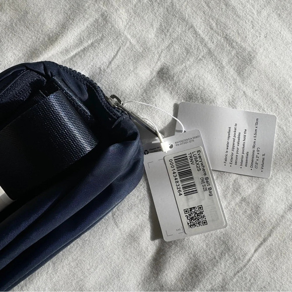 🆕 Lululemon Everywhere Belt Bag True Navy - Picture 5 of 6